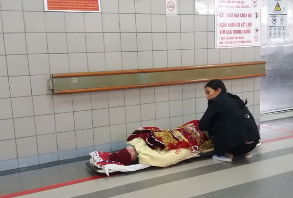 Rét cắt da cắt thịt, người nhà bệnh nhân co ro ngoài hành lang tìm cách trốn lạnh